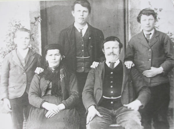 Ritratto di famiglia in abiti tradizionali